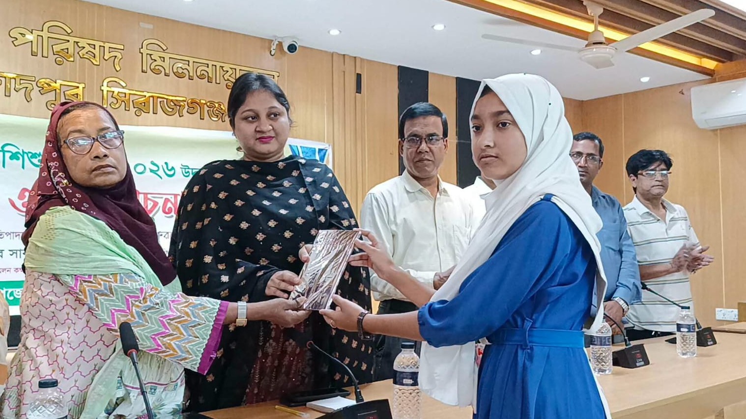 শাহজাদপুরে বিশ্ব কন্যাশিশু দিবস পালিত, শিক্ষার্থীদের পুরস্কার বিতরণ